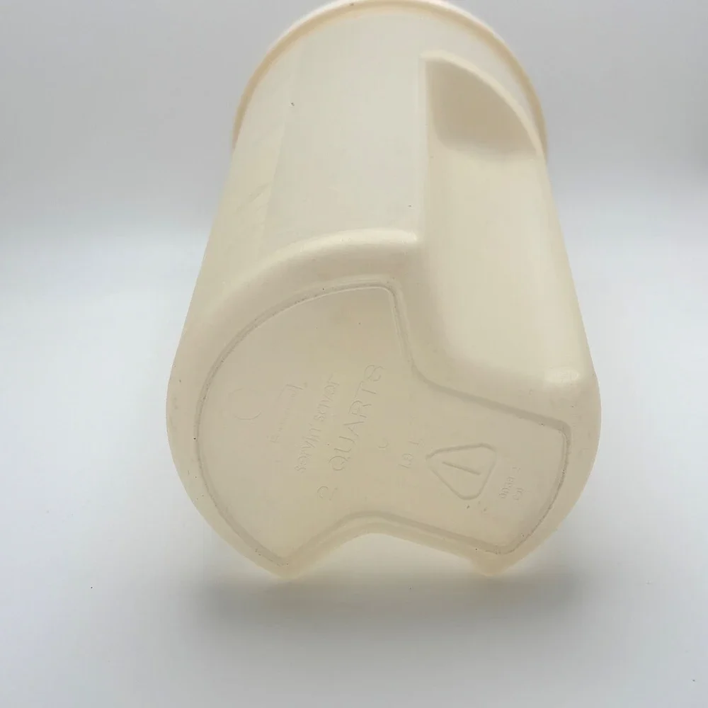 Rubbermaid Servin Saver 2 Quart Pitcher Almond Snap Top Lid Vintage 0038‎ 1.9L